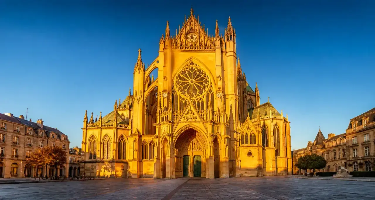 Cathédrale Saint-Étienne de Metz en pierre de Jaumont au coucher du soleil