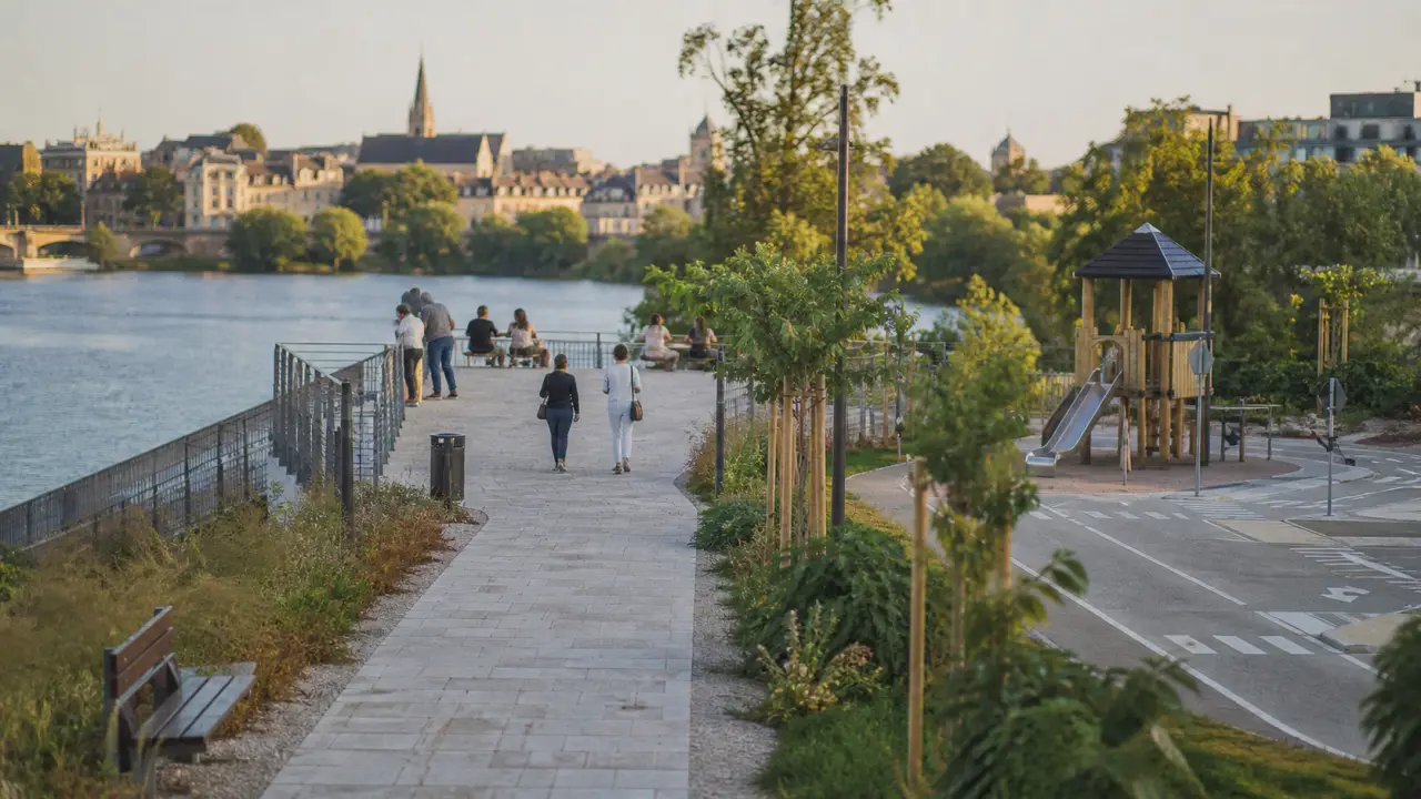 Square du Luxembourg Metz : belvédère sur la Moselle, aire de jeux