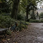Square Foch à Lille : allée, banc et statue du P’tit Quinquin
