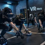 VR Metz : équipe jouant en réalité virtuelle multijoueur en intérieur