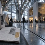 Beaubourg Metz expo : Grande Nef, guide d’accueil sur un banc
