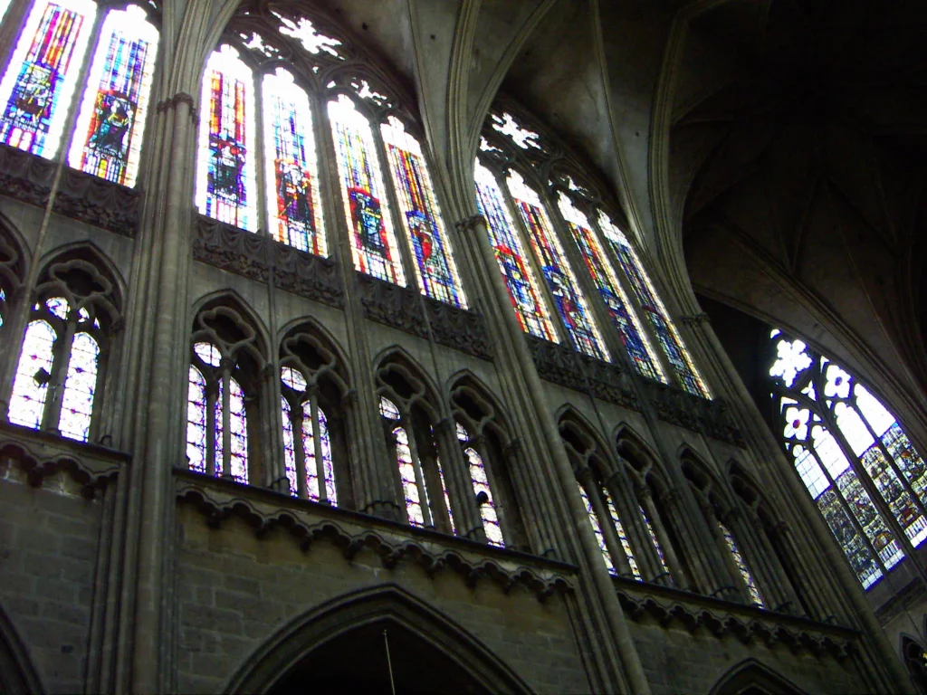 Intérieur et verrières de la cathédrale Saint-Étienne