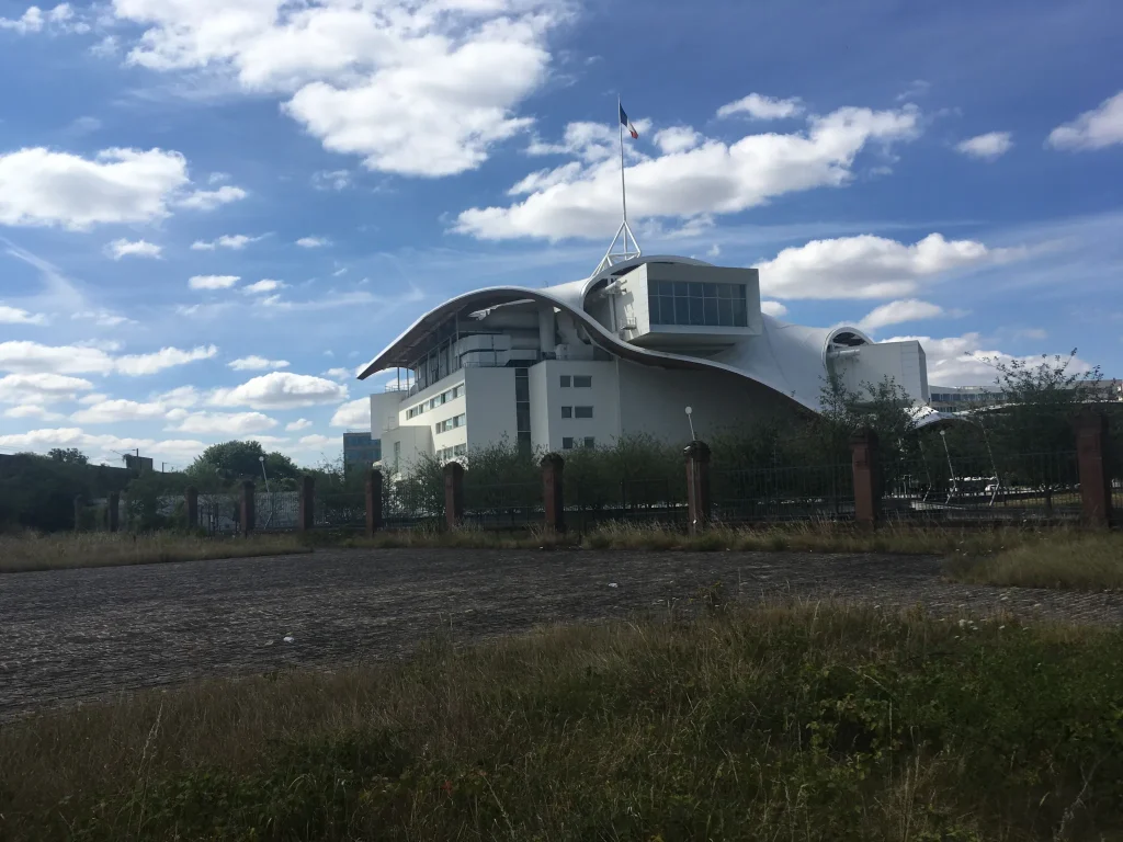 Vue extérieure du Centre Pompidou-Metz et de sa toiture
