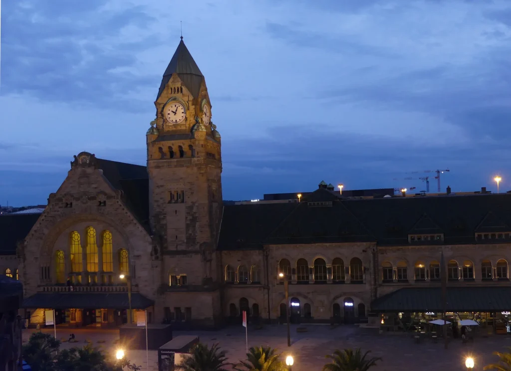 Gare de Metz au crépuscule