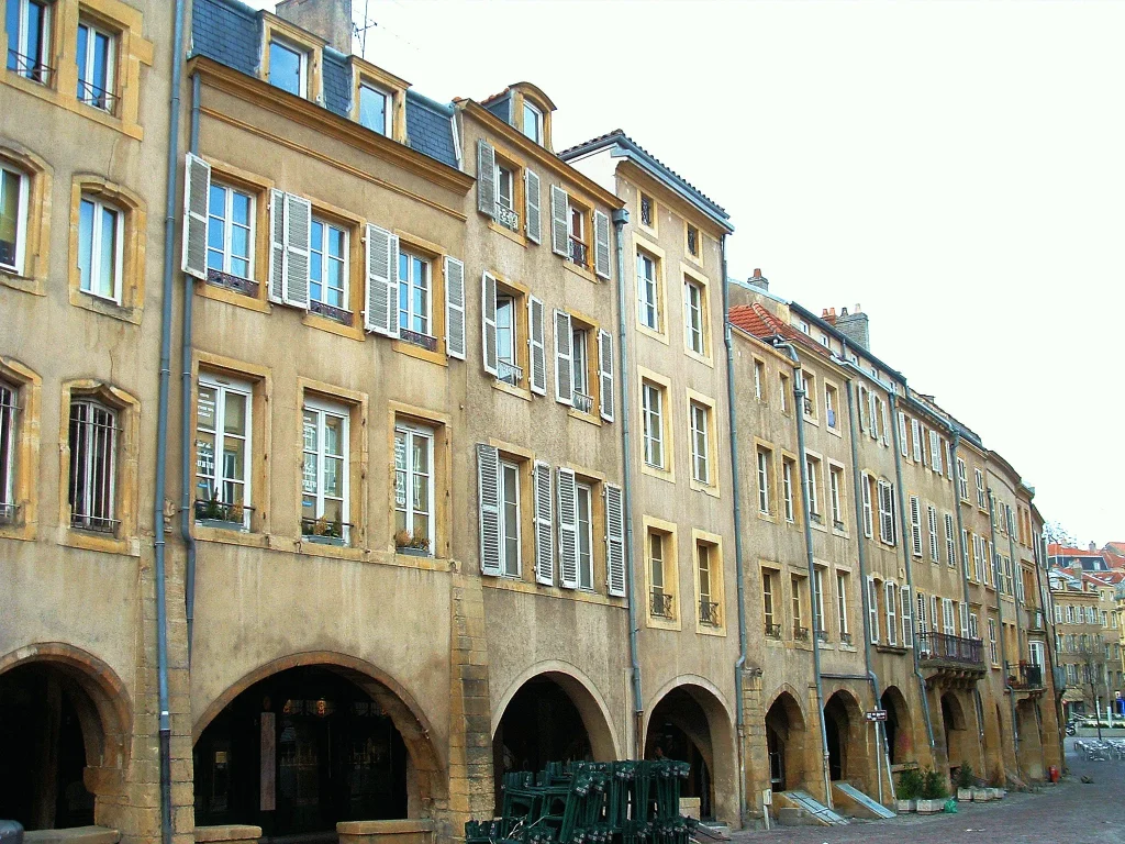 Maisons et arcades de la place Saint-Louis