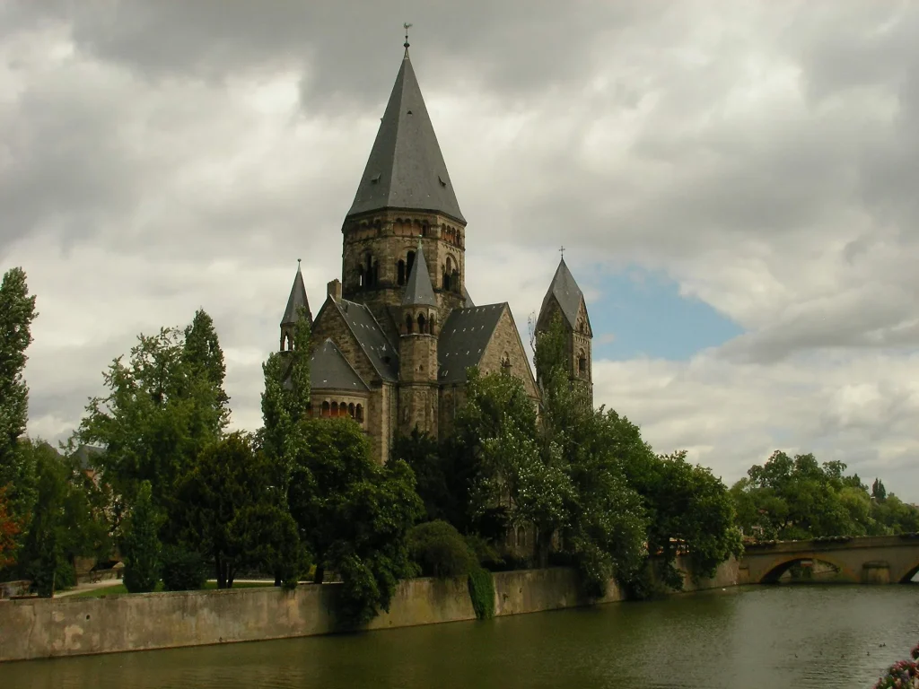 Façade et tours du Temple Neuf